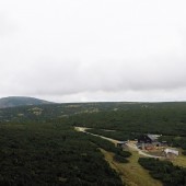 Mała Kopa - Karkonosze i Paralotnie, Górna stacja kolejki linowej Zbyszek i po lewej na horyzoncie sam szczyt Lucni Hora.