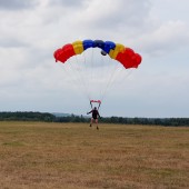 Gminny Piknik Lotniczy - skoki spadochronowe na celność lądowania.