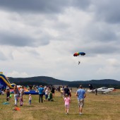 Gminny Piknik Lotniczy - skoki spadochronowe na celność lądowania.