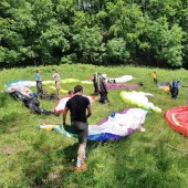 Grzmiąca Paragliding Fly, Tymczasem na starcie ... Ale łatwo zabrać się nie było, kilka dziwnych startów można było zobaczyć.