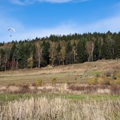 Niepozorna łączka w Mieroszowie pod lasem, pozwala wystartować do wielogodzinnego lotu żaglowego.