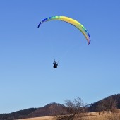 Andrzejówka Paragliding Fly, Mateusz pozuje przy lądowaniu.