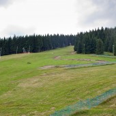 Widok z dolnej stacji wyciągu w lewo.