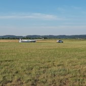 Towarzystwo Lotnicze Świebodzice kurs podstawowy 2018 dzień 8, Po locie biały zaciąga na start Bociana.