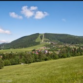 Góra Żar od strony lotniska.